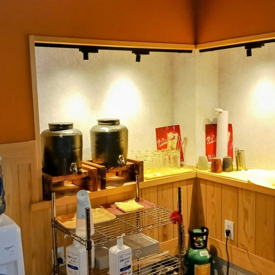 当店では、檜と杉の天然木が醸し出す香りと、天井まで抜けた開放